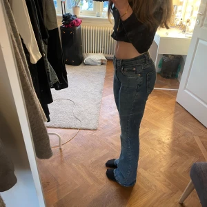 Blå lågmidjade jeans med bootcut - Säljer dessa blåa lågmidjade jeans då de inte kommer till användning längre💞 passar de som brukar ha xss/xs