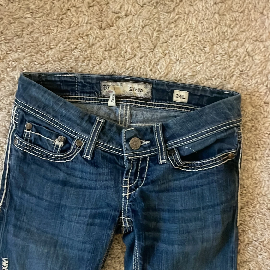 Blå bootcut jeans från BKE - 1