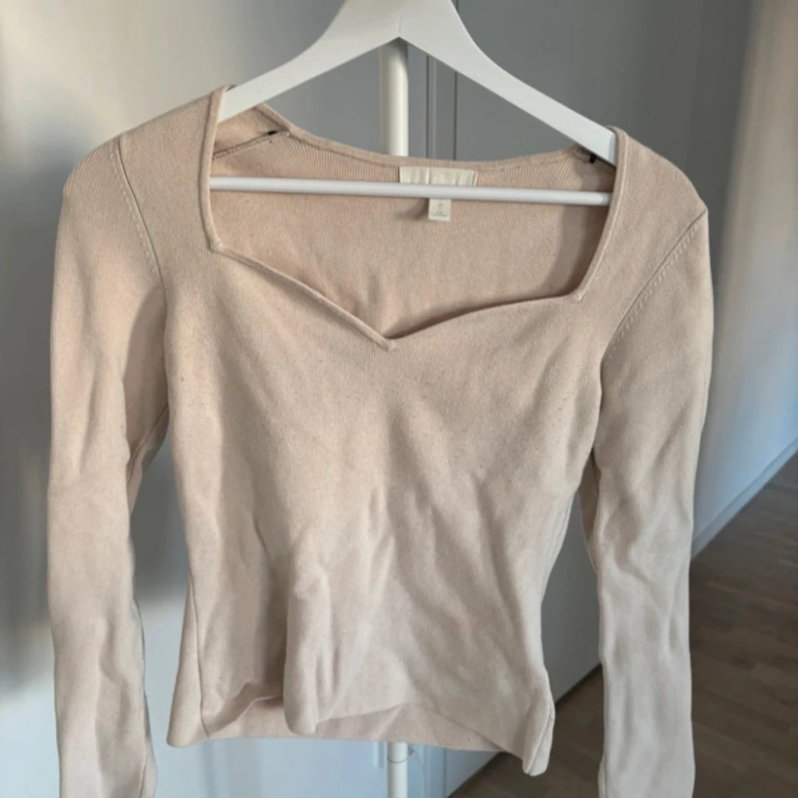 Beige långärmad tröja med v-ringning