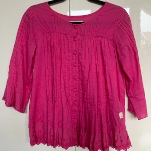 Rosa blus - Fin rosa blus med trekvartsärm och broderade knappar💗
