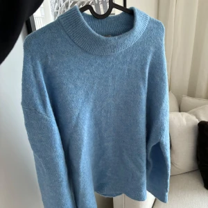 Blå stickad tröja från Gina Tricot -  blå stickad tröja från Gina Tricot. Använd 1 gång 