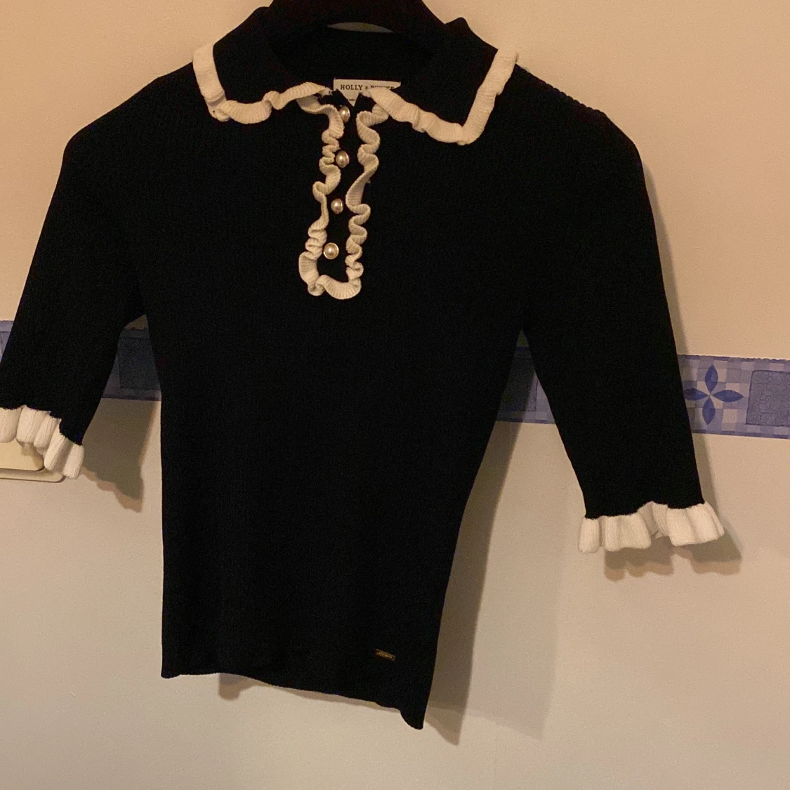 Svart tröja med vita detaljer från Holly & Whyte - 1