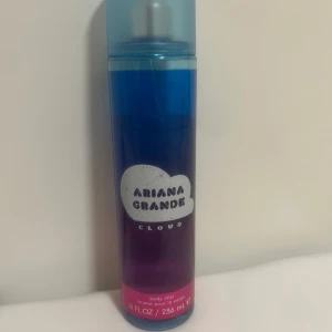 Ariana Grande Cloud Body Mist - Ariana Grande Cloud Body Mist 🩷 toppnoter av lavendel, bergamott och päron, med hjärtnoter av krämig kokosnöt och pralin. Basnoterna består av mysk och träackord, vilket ger en varm och beroendeframkallande doft.🩷 nästan hela kvar🩷
