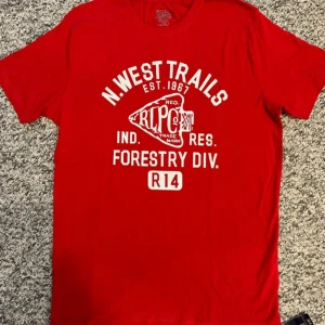 Ralph lauren T-shirt - Tjena! Säljer nu min helt nya Ralph lauren T-shirt. Den är aldrig använd med taggar kvar! Om du undrar något mer är det bara att fråga!