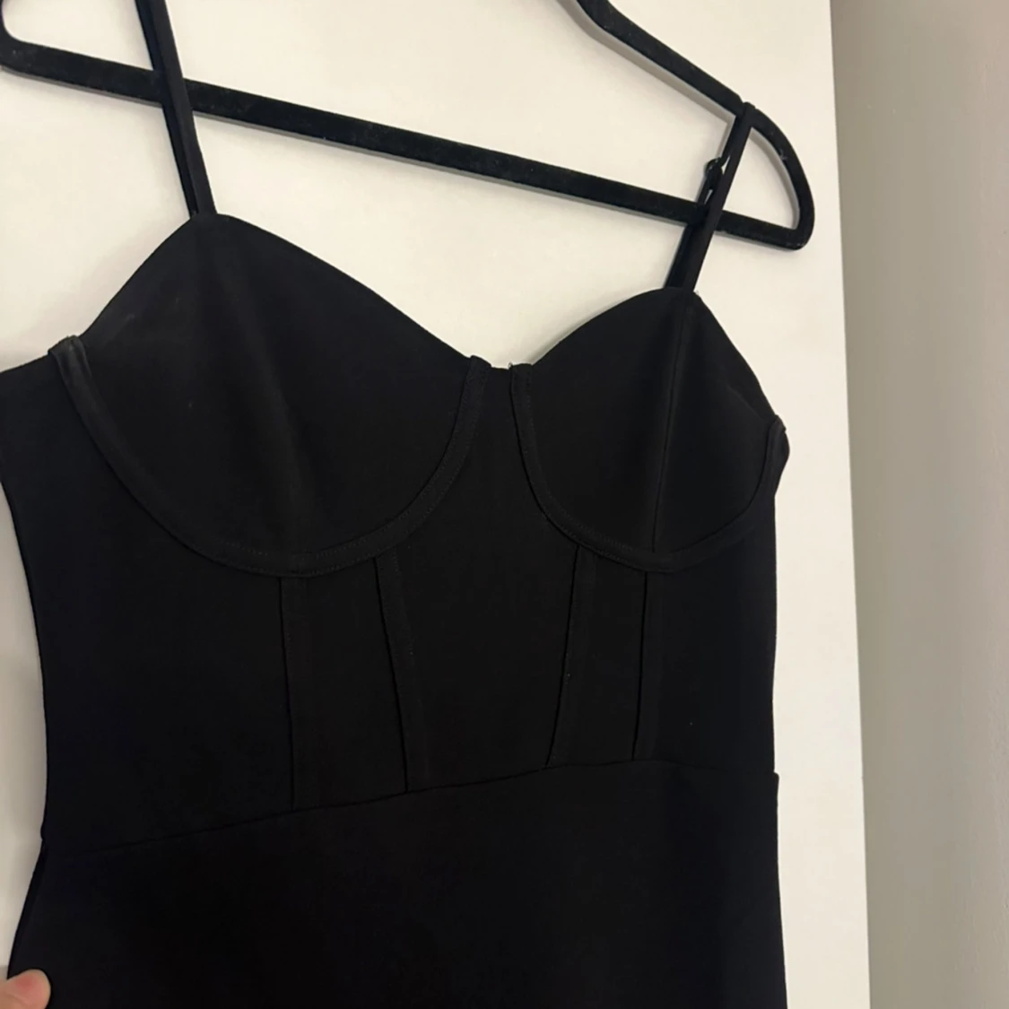 Svart klänning med smala axelband - 1