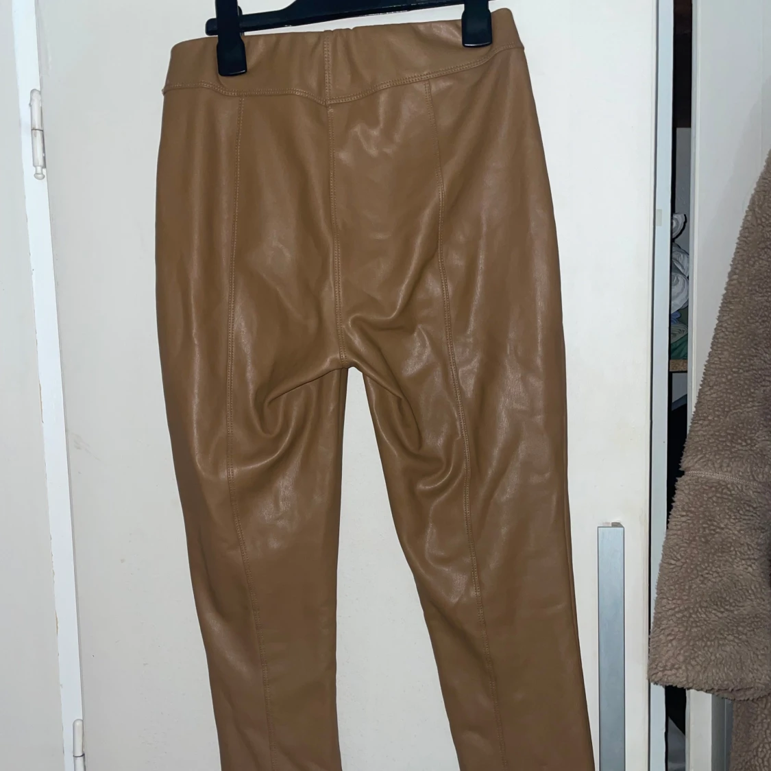 Beige skinnbyxor med dragkedja - 2