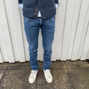Replay jeans Anbass  - Säljer ett par snygga blå Jeans från Replay i modellen anbass. Jeansen är i bra skick och har inga defekter. Storleken på jeansen är W29/L34. Vid minsta fråga eller fundering är det bara att höra av sig👍😁