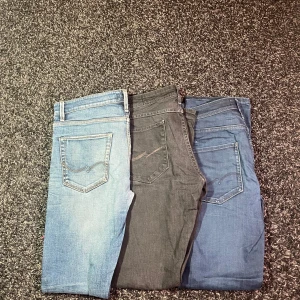 Jeans i bulk  - Säljer dessa 3 Jack and Jones pris i bulk. Orkar inte lägga tid på dessa därav priset. Perfekt för dig som är ny på Plick! 699 för alla eller 300kr byxan. Hör av dig vid minsta lilla fråga!🤩