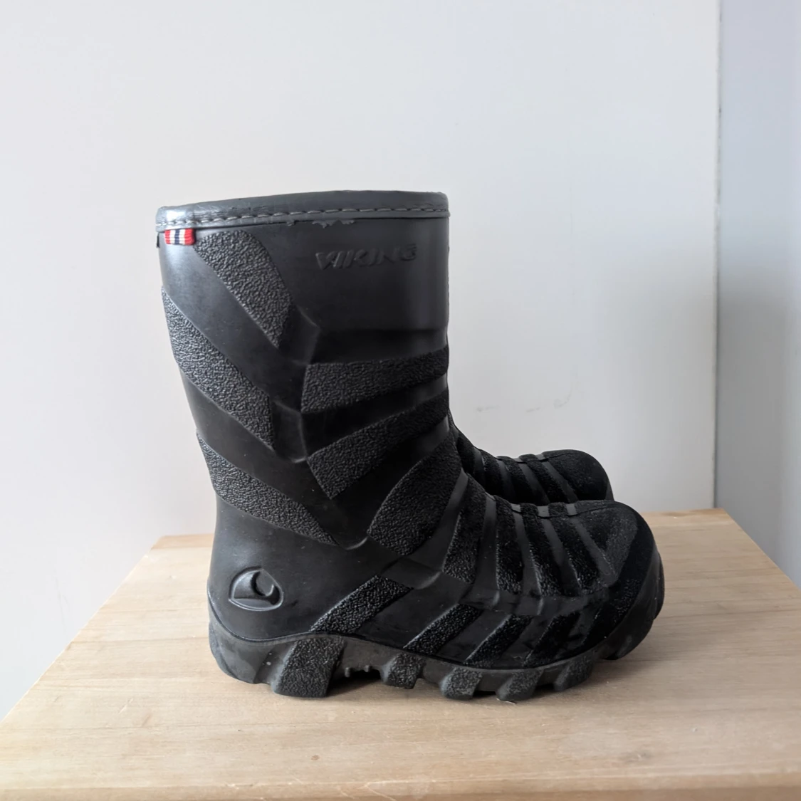 Svarta stövlar från Viking