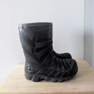 Svarta stövlar från Viking - Säljer ett par robusta svarta stövlar från Viking. De har en grov sula för bra grepp och är perfekta för blöta och leriga förhållanden. Stövlarna har en stilren design med diskreta detaljer och är tillverkade i slitstarkt material.