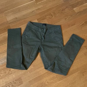 Gröna jeans  - Gröna jeans från Gina tricot i storlek 34❣️inga tydliga defekter och i bra skick!