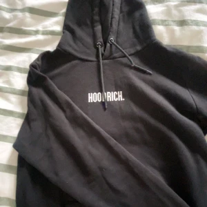 Svart hoodie från Hoodrich - Säljer en svart hoodie från Hoodrich med justerbar dragsko i huvan.