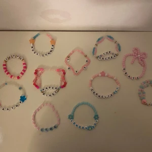 Taylor Swift lover armband - Säljer flera handgjorda pärlarmband med låtar från Taylor swifts album Lover. Sälja även separat 60kr/st. 