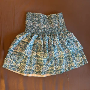 Mönstrad kjol  - Säljer en färgglad kjol med ett unikt mönster i blått och grönt. Den passar väldigt många storlekar tror jag, då den är väldigt stretchig. Skriv om du vill ha fler bilder💕