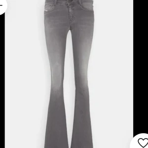 Grå bootcut jeans - Snygga grå bootcut jeans. Perfekta för en stilren look. Klassisk femficksdesign och knappgylf. Jeansen är från Dissel och ny pris är 1500kr. Slitna längst ner på byxorna men annars bra skick. Kontakta mig för fler bilder🥰