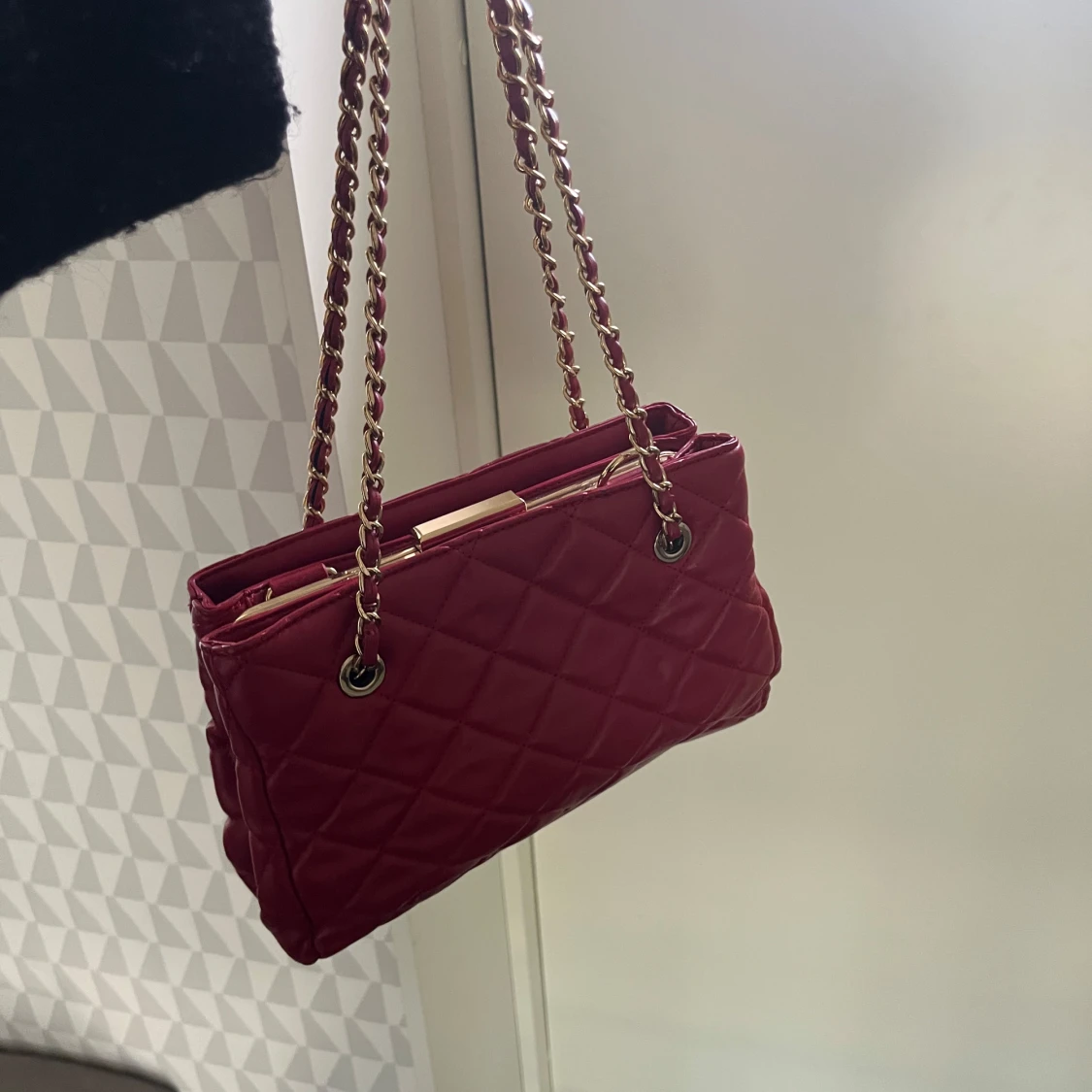 Röd quiltad axelväska