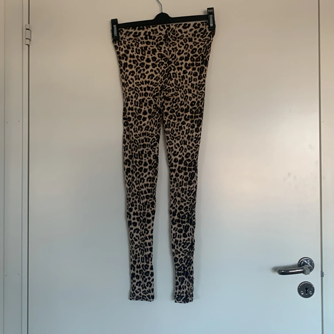 Leopardmönstrade leggings i XS - 1