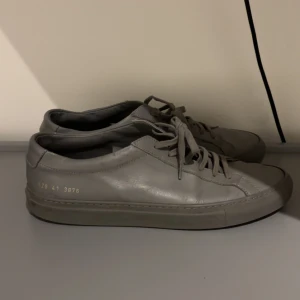 Common projects gråa - Common Projects Gråa | Nypris 3999kr | mitt pris 499kr | skick: 8/10 | storlek 41