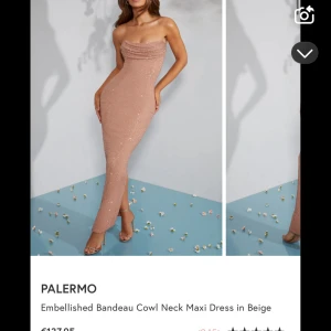 Beige bandeau långklänning - Snygg beige bandeau långklänning från Palermo med glittriga detaljer. Klänningen har en cowl neck och är perfekt för en elegant look. Den är figurnära och framhäver formerna på ett stilfullt sätt. Klänningen är från Oh polly och i storlek 8 som passar mig som i vanliga fall har s