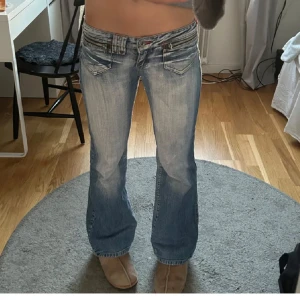 Blå bootcut jeans - Snygga blå bootcut jeans😍dragkedjan är sönder men inget man lägger märkte till då den är så liten💓midjemått: 37cm rakt över Innerbenslängd: 74cm💓köpta här på plick och säljer vidare då de inte riktigt satt som jag ville💓 bilderna är lånade från förra ägaren💓 bara o skriva vid frågor