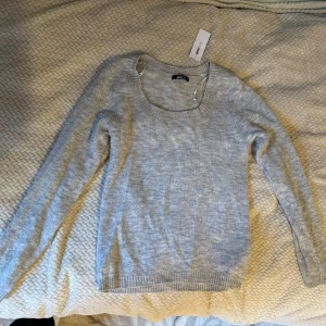 Helt ny ljusgrå stickad tröja - Säljer en ljusgrå stickad tröja med rund hals och långa ärmar. Helt ny från Gina Tricot, köpt för 359kr. Storlek XL men den sitter som en ”vanlig” ej tajt tröja på mig som är S. Skriv vid frågor💘💘