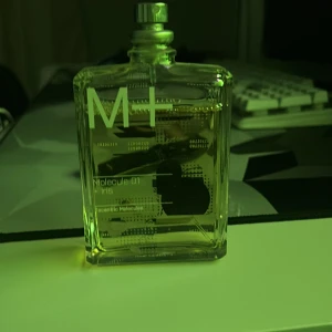 Molecule 01 Iris från Escentric Molecules - Säljer en flaska Molecule 01 Iris från Escentric Molecules. Parfymen kommer i en stilren, genomskinlig glasflaska med minimalistisk design och en metallisk spraypump. Perfekt för den som gillar unika och moderna dofter.