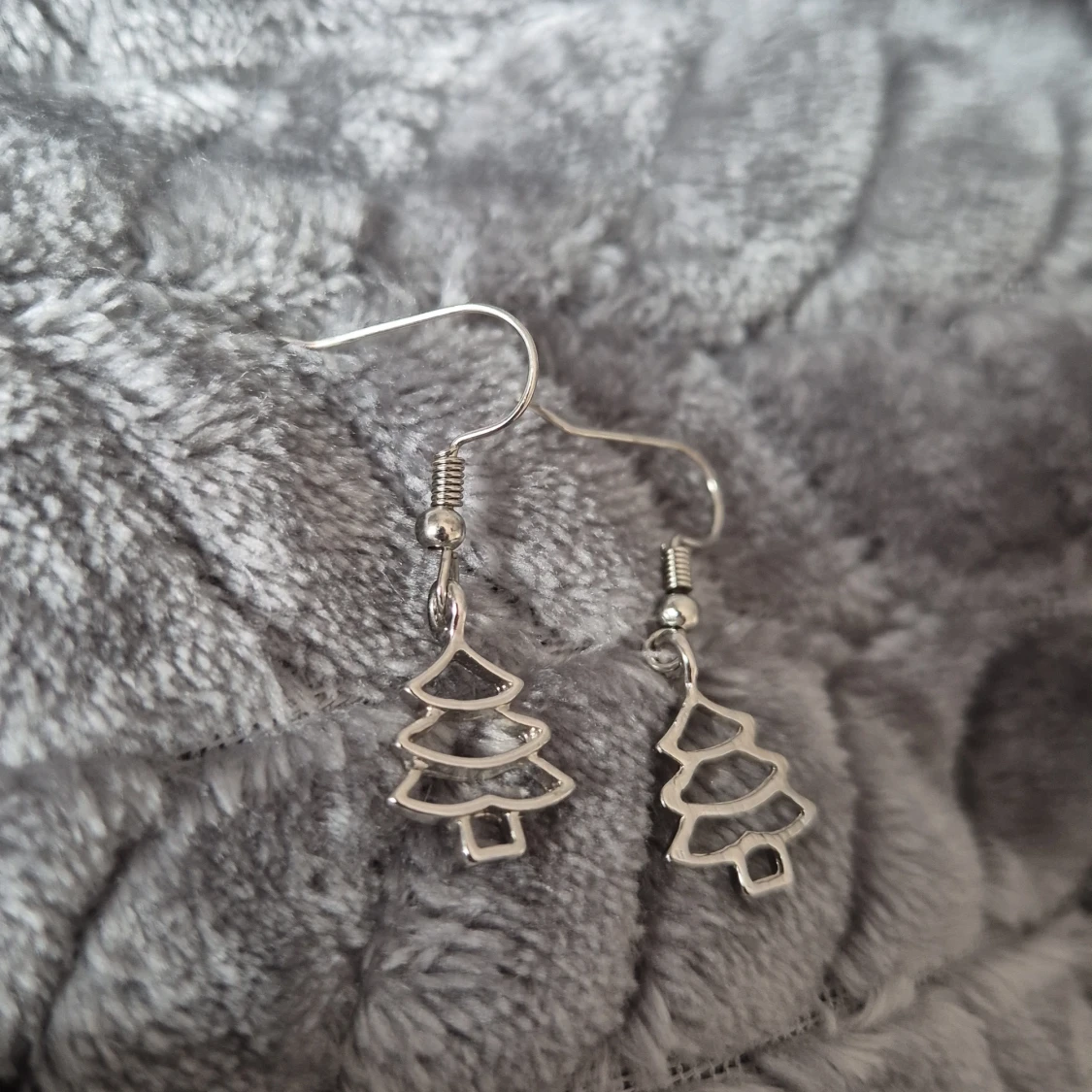 Silverfärgade örhängen med julgransmotiv - 1