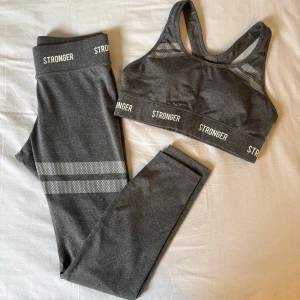 Grått Stronger-set - Säljer ett snyggt grått träningsset från Stronger med både tights och sport-bh (uttagbara kupor). Nypris för hela setet är ca 1100kr (tights ca 700, bh ca 400), säljer dem endast tillsammans. Sparsamt använda ett fåtal gånger så fortfarande i superfint skick. Säljer pga har andra jag använder mer🩷