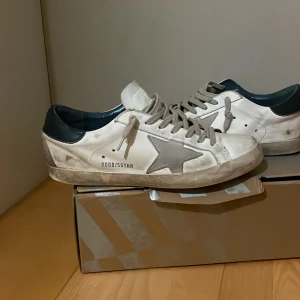 golden goose skor - säljer ett par riktigt feta golden goose skor i storlek.jag är öppen mot byten🔄🔄🍾skicka gärna frågor vid de minsta funderingarna!!🍾😇