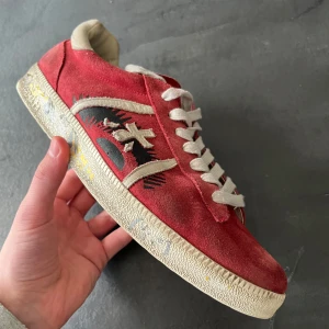 Premiata - Premiatas | Skick 8/10 | Storlek 42 passar även 43 | Snygga unika detaljer på sidorna | Ny pris ligger runt 3000kr|  Vid minsta fundering är det bara att skicka ett meddelande så svarar jag så snabbt som möjligt!