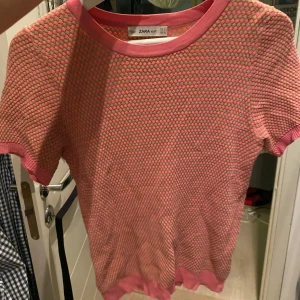 Rosa och grön stickad topp från Zara - Säljer en söt rosa och beige stickad topp från Zara. Den har ett unikt mönster och korta ärmar med ribbade kanter. Vårig💗