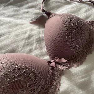 Hunkemöller BH - Oavnvänd BH med spets utan bygel från Hunkenmöller. Färgen kan ni se på bilden då jag är osäker på vilken färg det är på papper. Storlek 75C
