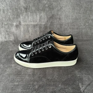 Lanvin Dbb1 Cap Toe Svart | 46 - Storlek: 46 Skick: Nyskick/mycket bra skick (uppskattas endast testade) Tillbehör: Inga  Modellen sitter stort. Därför rekommenderar vi att gå ned 0,5-1 storlek i denna modell.