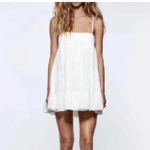 Vit klänning från Zara - Säljer en söt vit klänning från Zara! Perfekt för våren och sommaren. Aldrig använd, endast testad💗