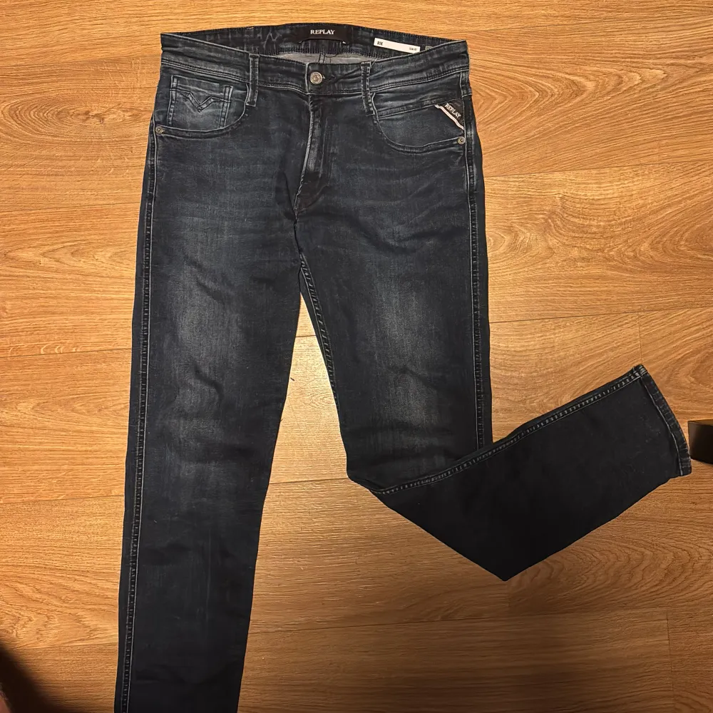 Snygga mörkblå jeans från Replay. De är slim fit storlek w31/L32 nypris 1200+. Jätte fint skick 9/10 inget fel med dom. Farkut & Housut.