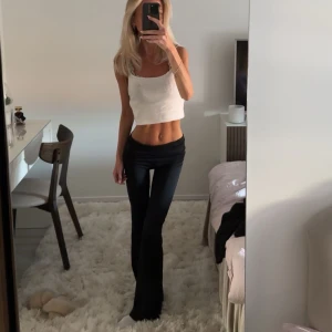 Svarta yoga pants - Svarta yoga pants från Bikbok. Finns inte längre på hemsidan. I träningsmaterial och väldigt sköna. Storlek xs🤍