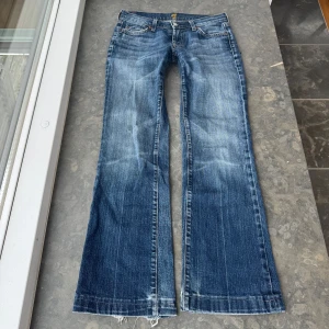 Lågmidjade jeans  - Så snygga lågmidjade jeans som tyvärr inte passar mig och har därför ingen bild på!                                       Midjemått tvärsöver: 37,5cm Midjehöjden: 18cm Inerbens längden: 72cm. Obs! Dragkedjan är trasig men går nog att laga. Annars är det inget som syns speciellt mycket då den är väldigt liten💕