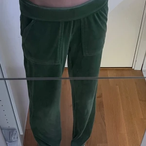 Gröna mjukisbyxor med snörning - Säljer ett par gröna mjukisbyxor med snörning i midjan. Byxorna har en loose passform och är tillverkade i ett mjukt material. Perfekta för en avslappnad stil.