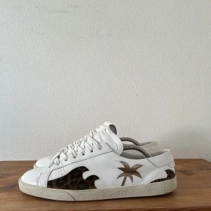 Saint Laurent x Raf Simons Sl/06  - Sällsynta och exklusiva Saint Laurent x Raf Simons collab ”Sea, sex and Sun sneakers” i modellen Sl/06. Säljer då jag knappt använt sedan jag köpte dem. Inga skador och i bra skick 8/10. Endast skor medföljer. Skriv gärna vid frågor eller funderingar!