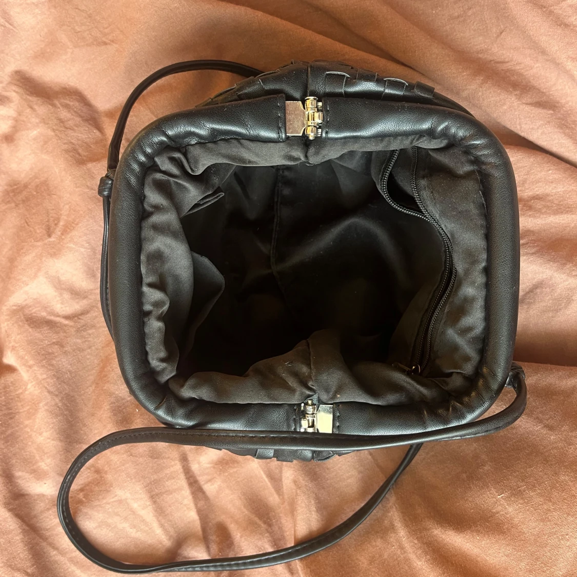 Svart flätad axelväska - 2