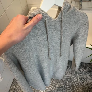 Kashmir/merino Hoodie - Säljer en snygg kashmir tröja för 899kr. Tillverkad av kashmir, Helt Ny. Är i storlek S. Om du har några frågor så finns jag i DM mvh MRcvb