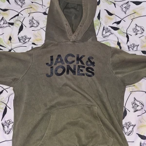 Jack&Jones hoodie  - Säljer denna eftersom den inte används längre, är i bra skick. Vid frågor tveka inte att fråga. 