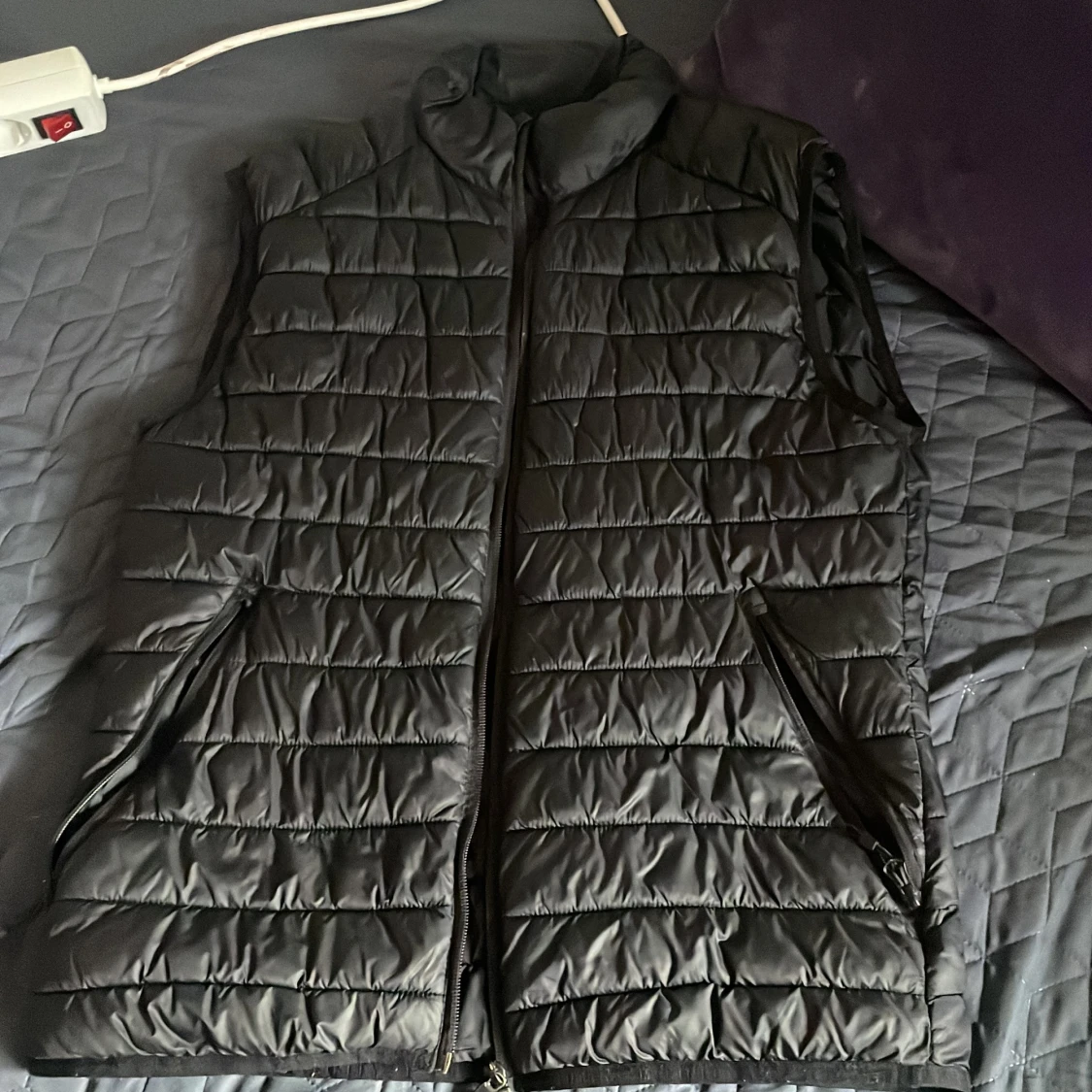 Svart quiltad dunväst