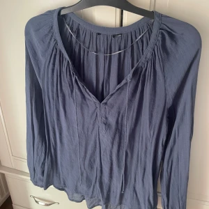Mörkblå blus - En mörkblå, väldigt tunn men fin blus som också har snören framtill som går att knyta. 😜