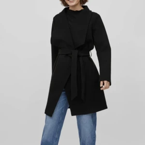 Svart kappa  - Snygg svart kappa som nästintill aldrig kommit till användning!❤️