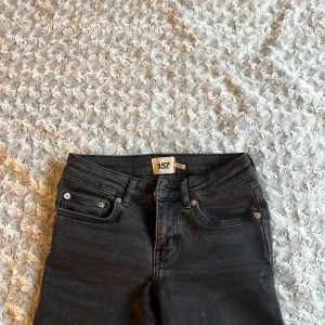 Svarta jeans med bootcut - Snygga svarta jeans med bootcut. De är jättefina och passar till allt, priset kan diskuteras❤️