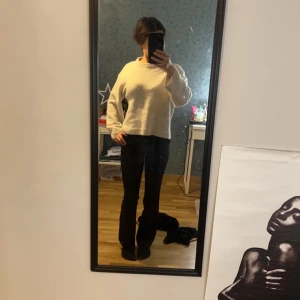 Kostymbyxor  - Kostymbyxor i mid waist. Dom är ifrån bikbok och är bootcut. Inga defekter. Storlek Xs 