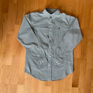 Ralph lauren skjorta vit grön rutig - Ralph lauren skjorta vit grön rutig super snygg för layering eller bara om man vill vara riktigt stilig var inte rädd för att fråga om du har frågor!