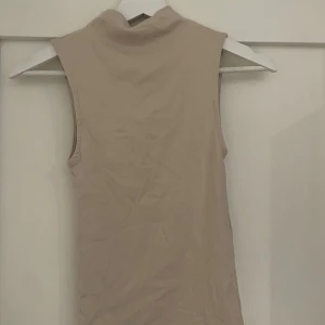 Zara topp beige - Zara topp med prislapp kvar