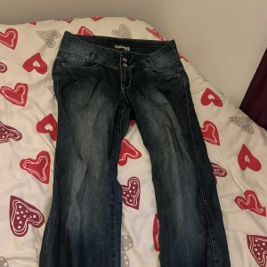 Blå jeansbyxor från Denim by Index - Snygga blå jeansbyxor från Denim by Index. Byxorna har en bekväm passform. De har en knapp- och dragkedjestängning framtill. Hör av dig vid intresse ☺️